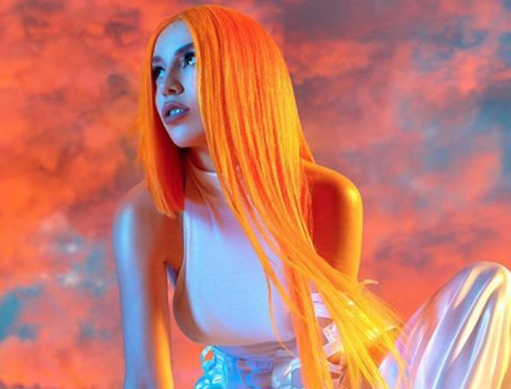 Ava max happening. Ava Max с оранжевыми волосами. Ava Max рыжие волосы. Ava Max рыжая в клипе. Ava Max OMG what's.